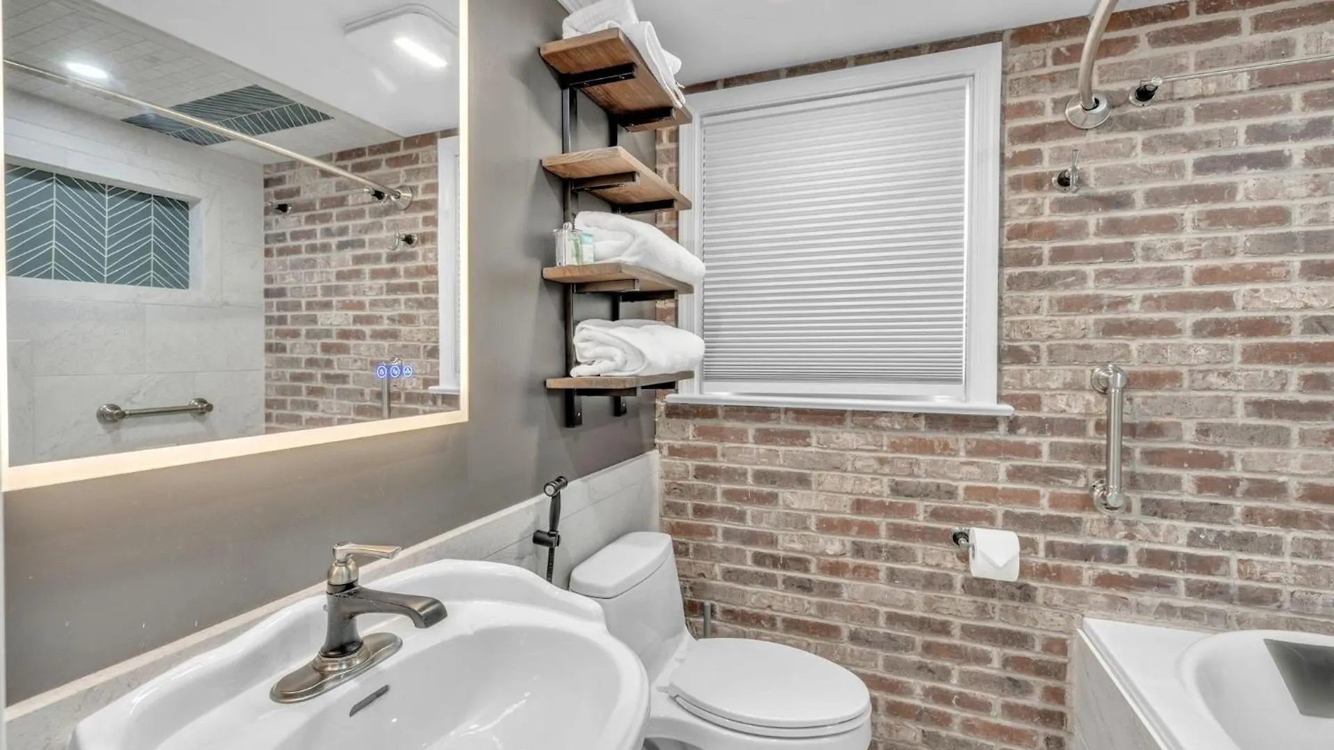 Upscale Escape - Game Room & Spa-Like Baths Home Richmond