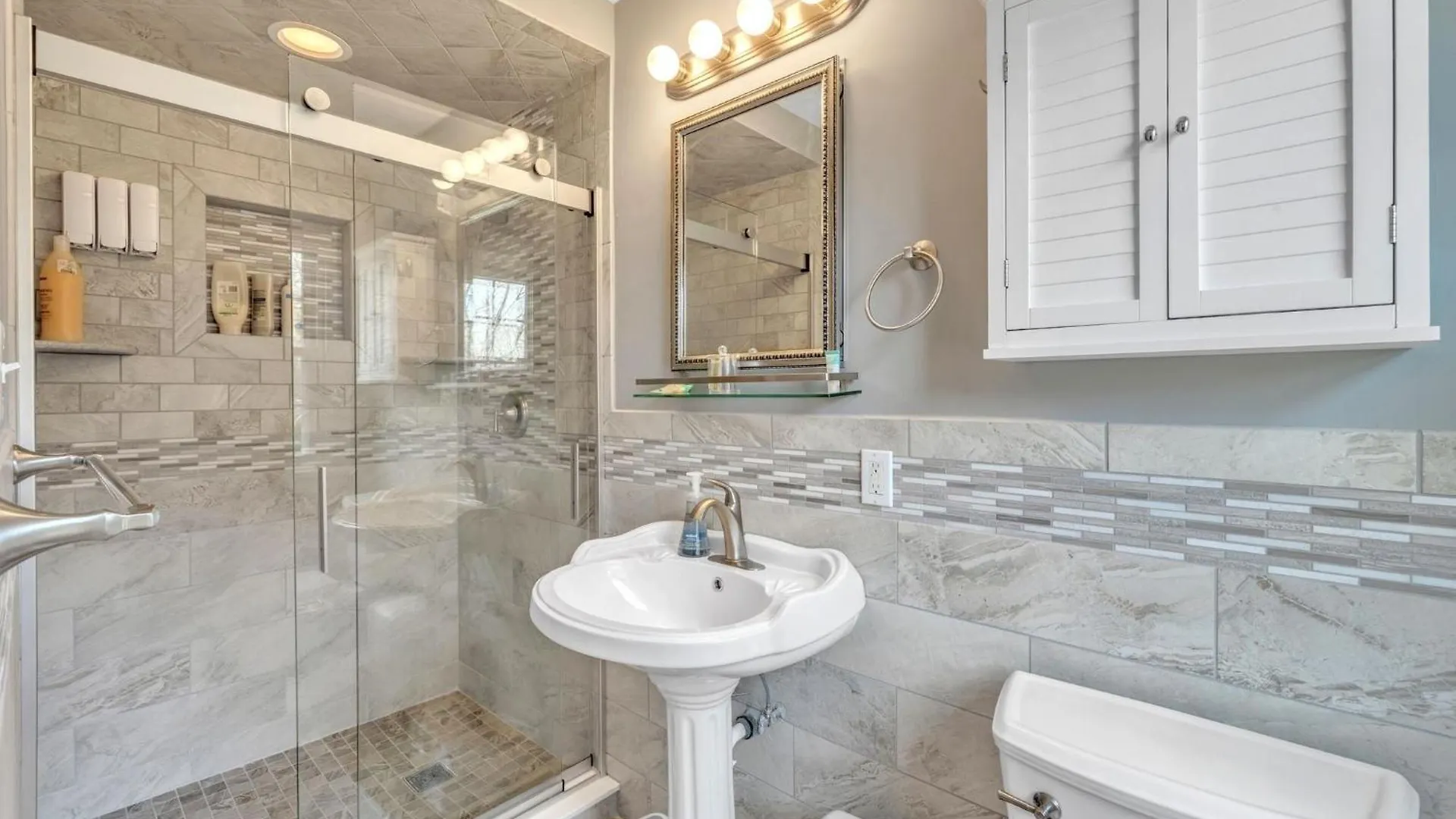 Tatil Evi Upscale Escape - Game Room & Spa-Like Baths Home Richmond